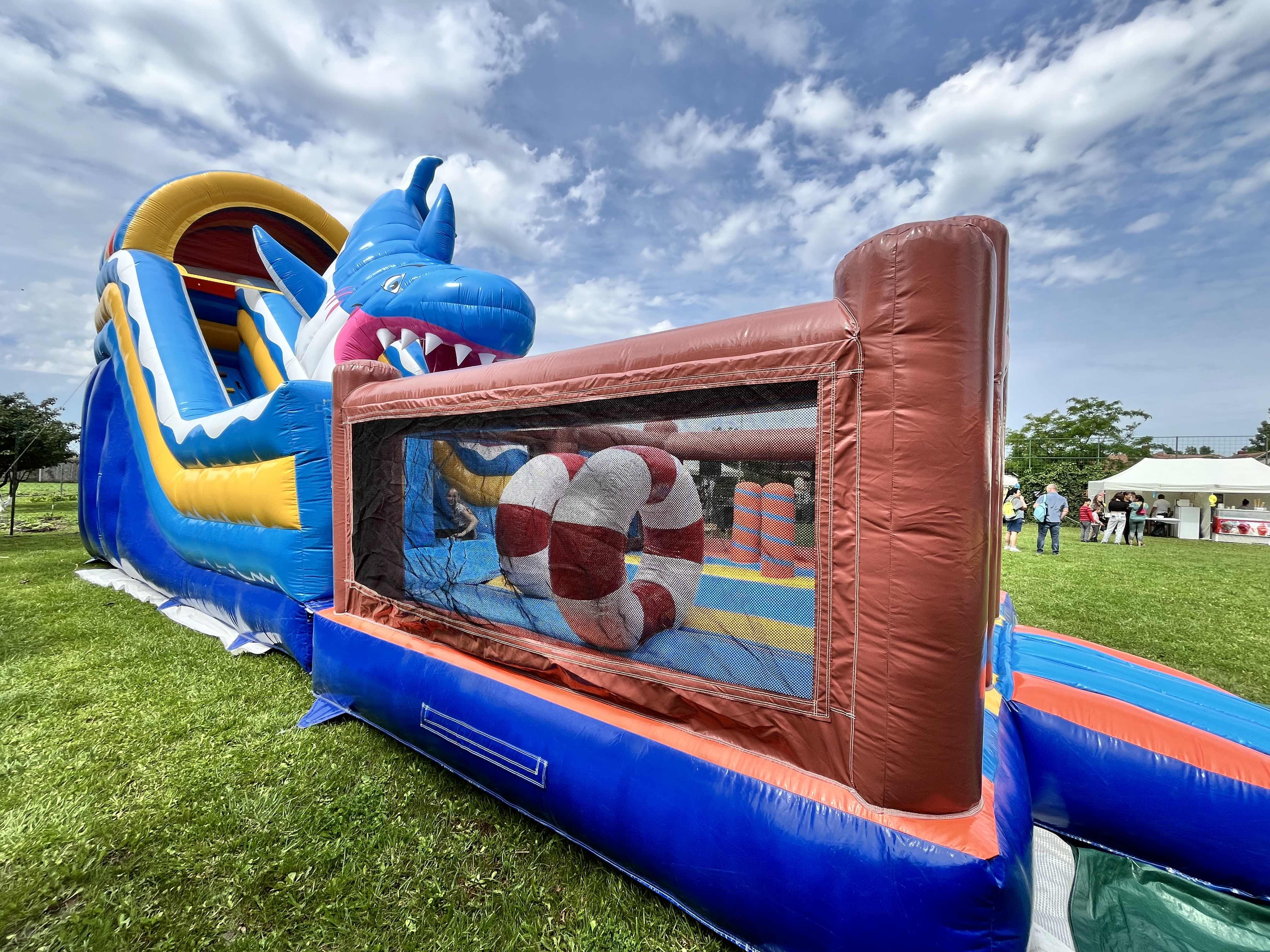 Óriás cápa akadálypályás légvár